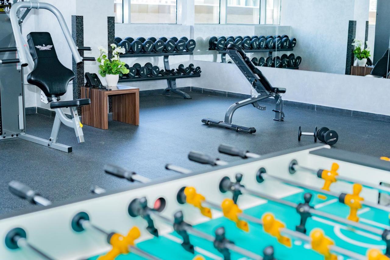 שארג'ה Luxe Grand Hotel Apartments מראה חיצוני תמונה The gym at the hotel