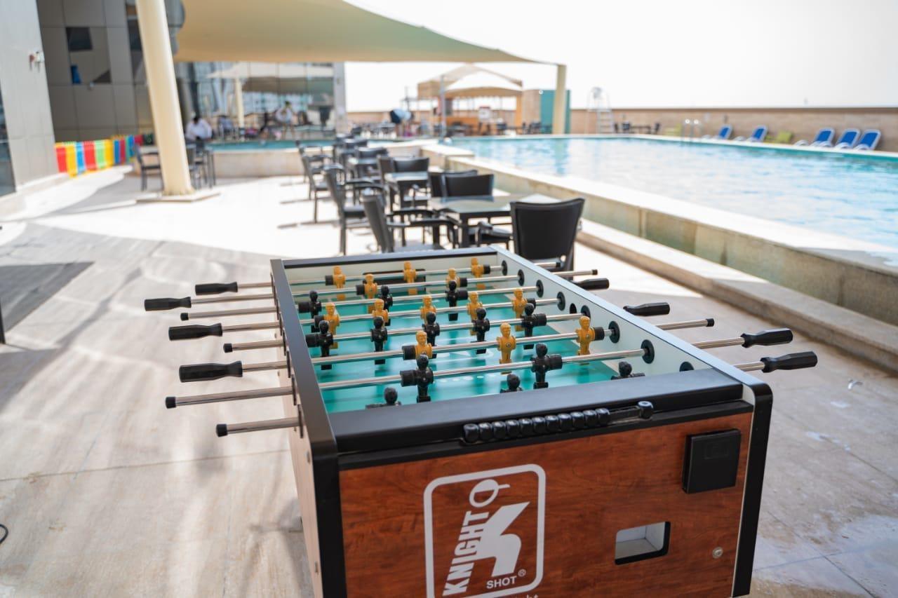 שארג'ה Luxe Grand Hotel Apartments מראה חיצוני תמונה A foosball table