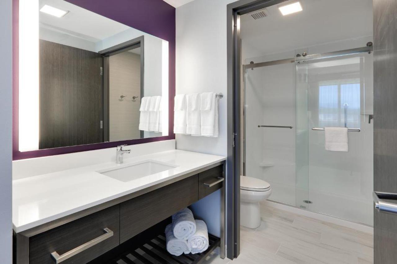 שארג'ה Luxe Grand Hotel Apartments מראה חיצוני תמונה A bathroom in a typical hotel room