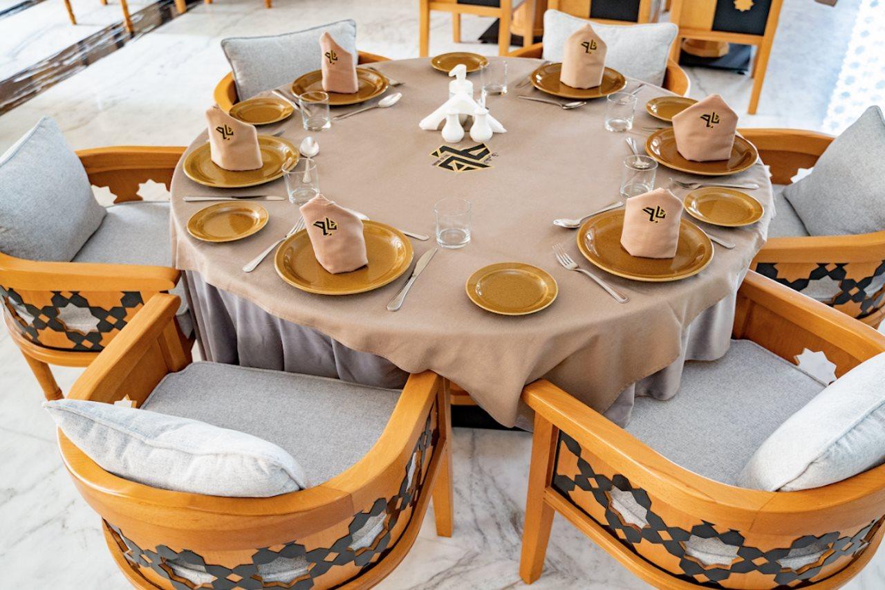 שארג'ה Luxe Grand Hotel Apartments מראה חיצוני תמונה A table set for a Seder