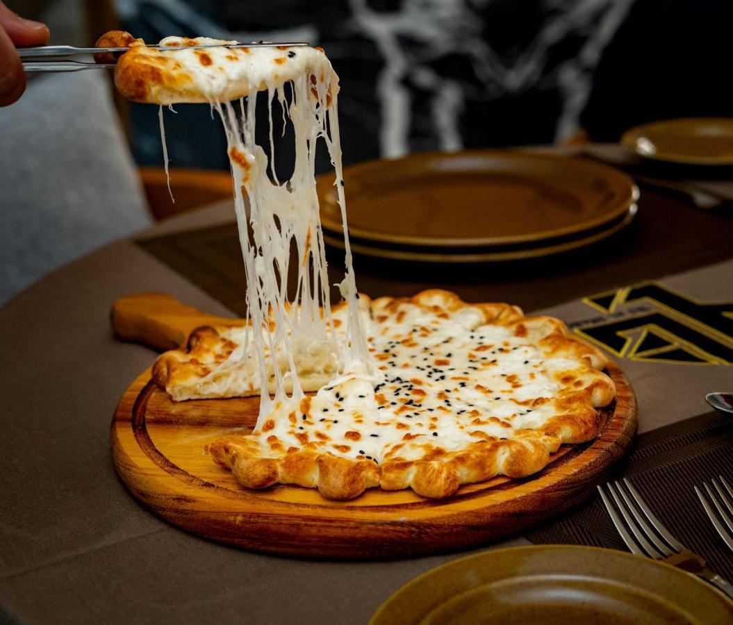 שארג'ה Luxe Grand Hotel Apartments מראה חיצוני תמונה A cheese pizza