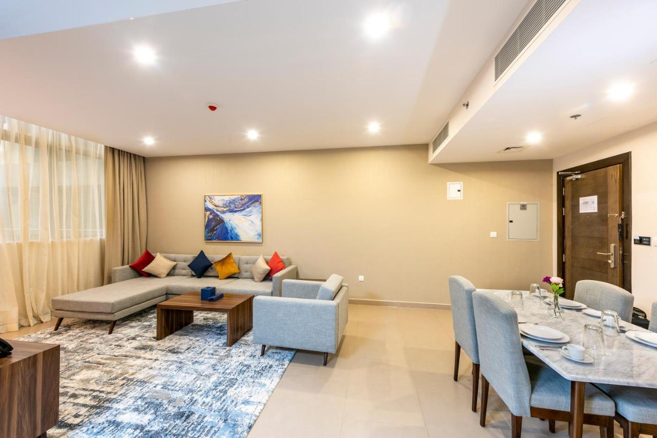שארג'ה Luxe Grand Hotel Apartments מראה חיצוני תמונה A living room at the hotel
