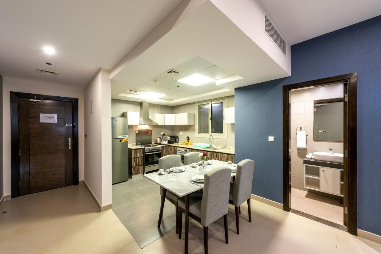 שארג'ה Luxe Grand Hotel Apartments מראה חיצוני תמונה A typical apartment at the complex