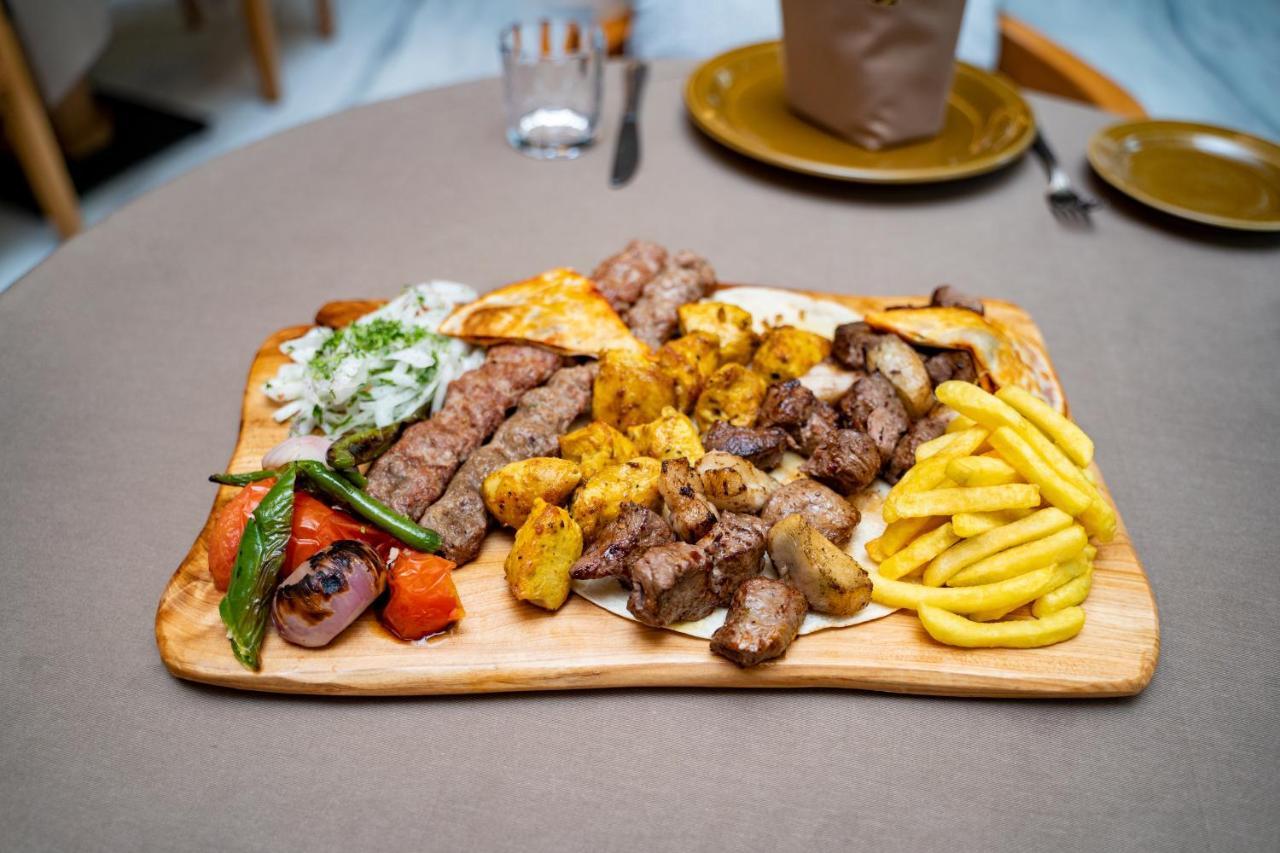 שארג'ה Luxe Grand Hotel Apartments מראה חיצוני תמונה Mixed grill