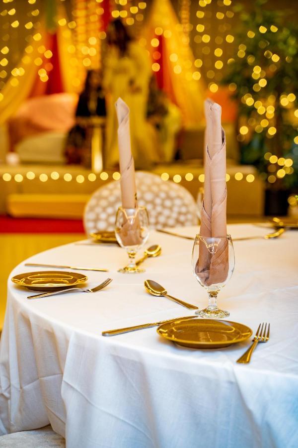שארג'ה Luxe Grand Hotel Apartments מראה חיצוני תמונה A table set for a meal