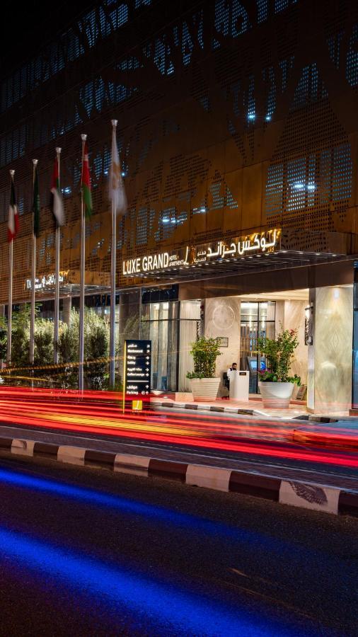 שארג'ה Luxe Grand Hotel Apartments מראה חיצוני תמונה The hotel's entrance
