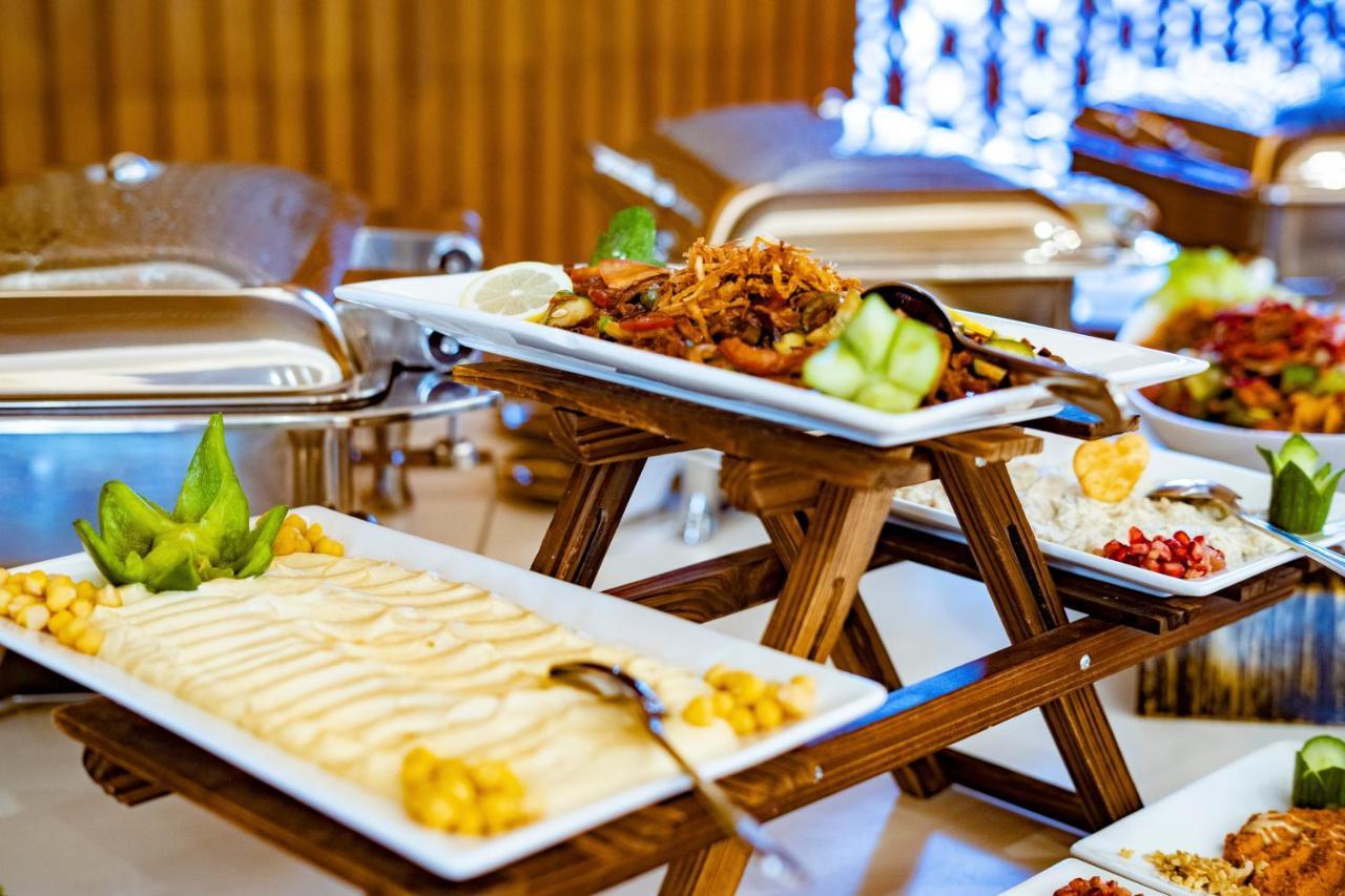 שארג'ה Luxe Grand Hotel Apartments מראה חיצוני תמונה A buffet at a hotel