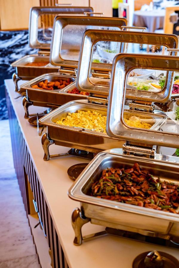 שארג'ה Luxe Grand Hotel Apartments מראה חיצוני תמונה A chafing dish buffet