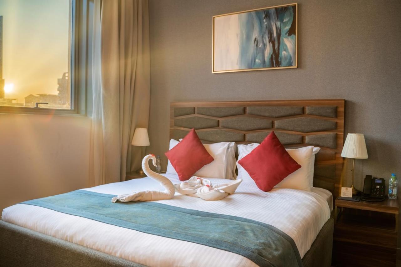 שארג'ה Luxe Grand Hotel Apartments מראה חיצוני תמונה Deluxe Room