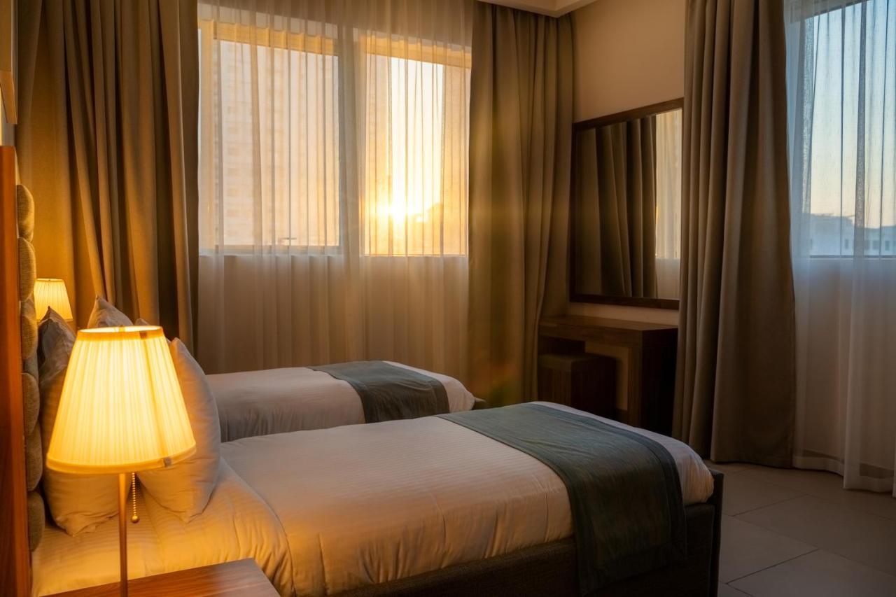 שארג'ה Luxe Grand Hotel Apartments מראה חיצוני תמונה A bedroom at the hotel