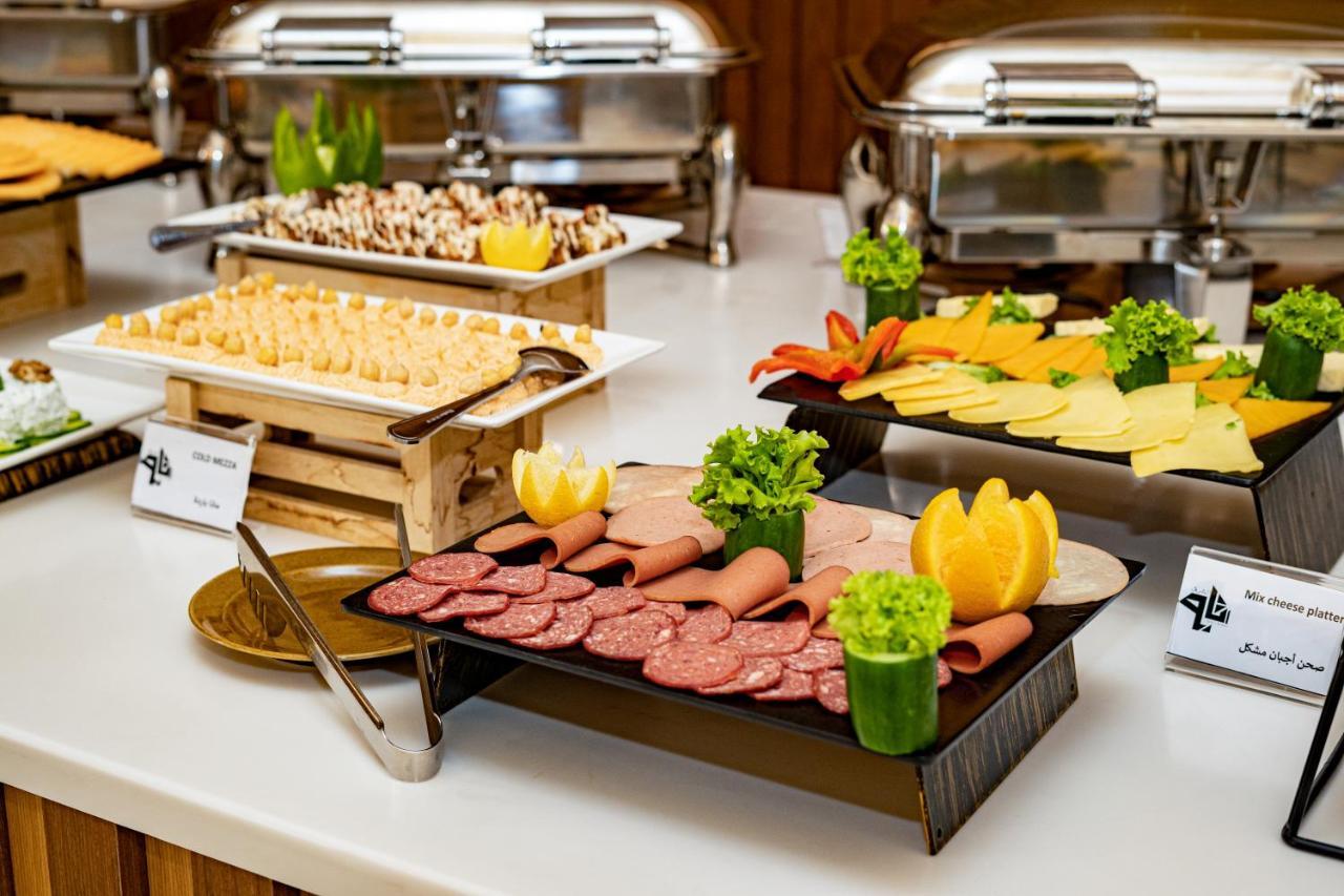 שארג'ה Luxe Grand Hotel Apartments מראה חיצוני תמונה A buffet at a hotel