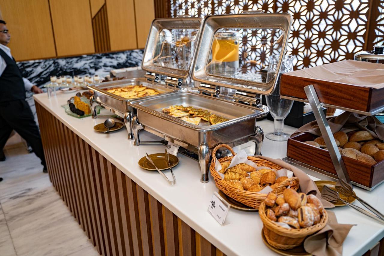 שארג'ה Luxe Grand Hotel Apartments מראה חיצוני תמונה A buffet at a hotel