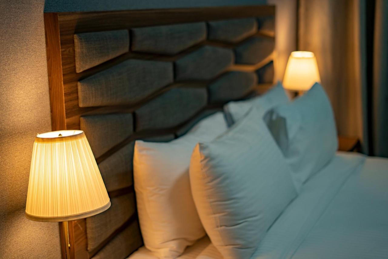 שארג'ה Luxe Grand Hotel Apartments מראה חיצוני תמונה A lampshade