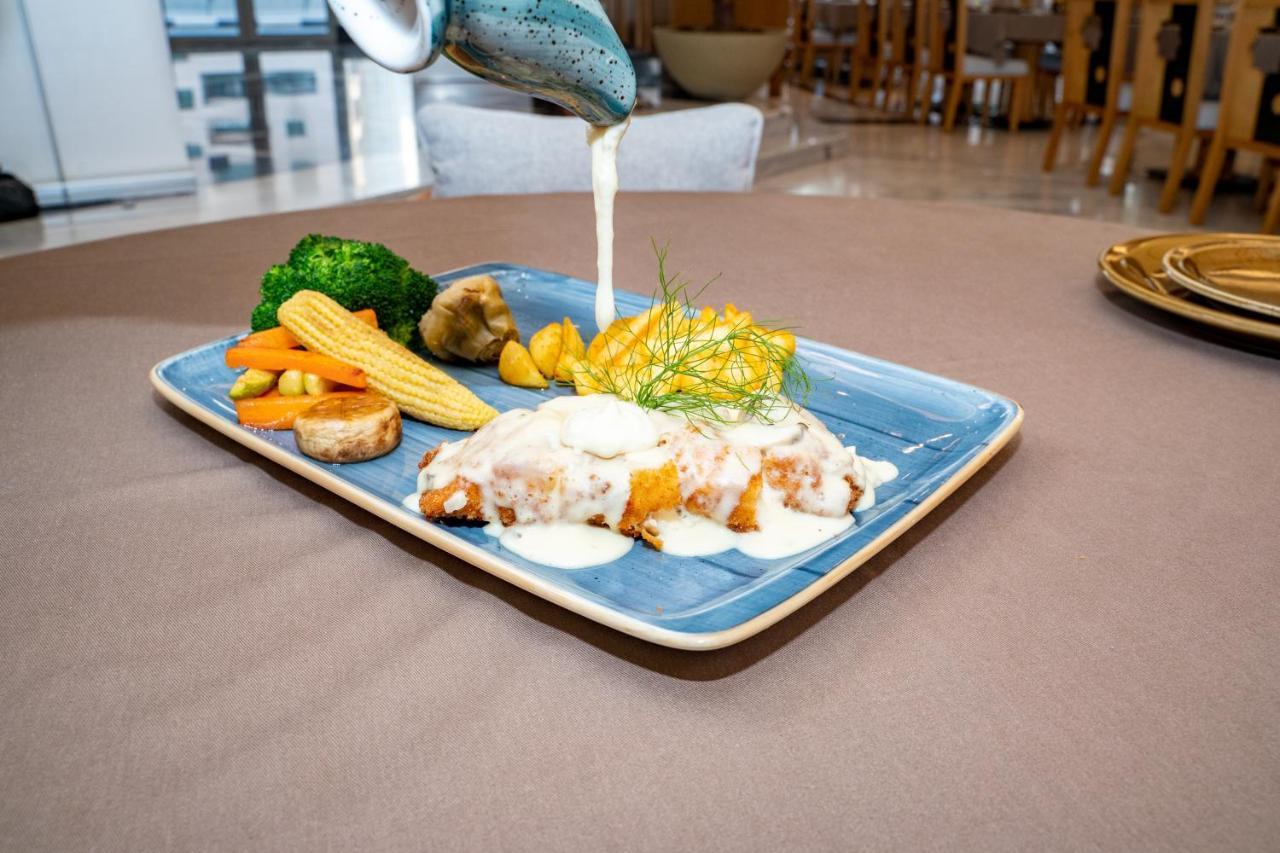 שארג'ה Luxe Grand Hotel Apartments מראה חיצוני תמונה A plate of food being served