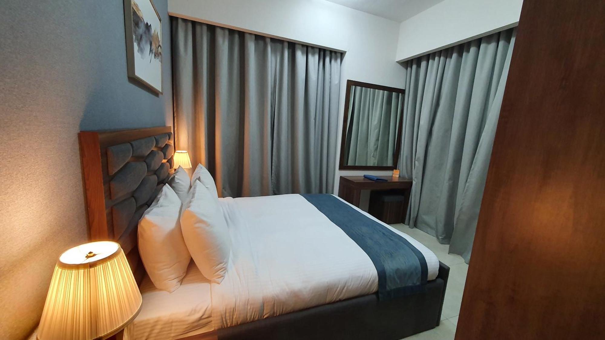 שארג'ה Luxe Grand Hotel Apartments מראה חיצוני תמונה A bedroom in a hotel