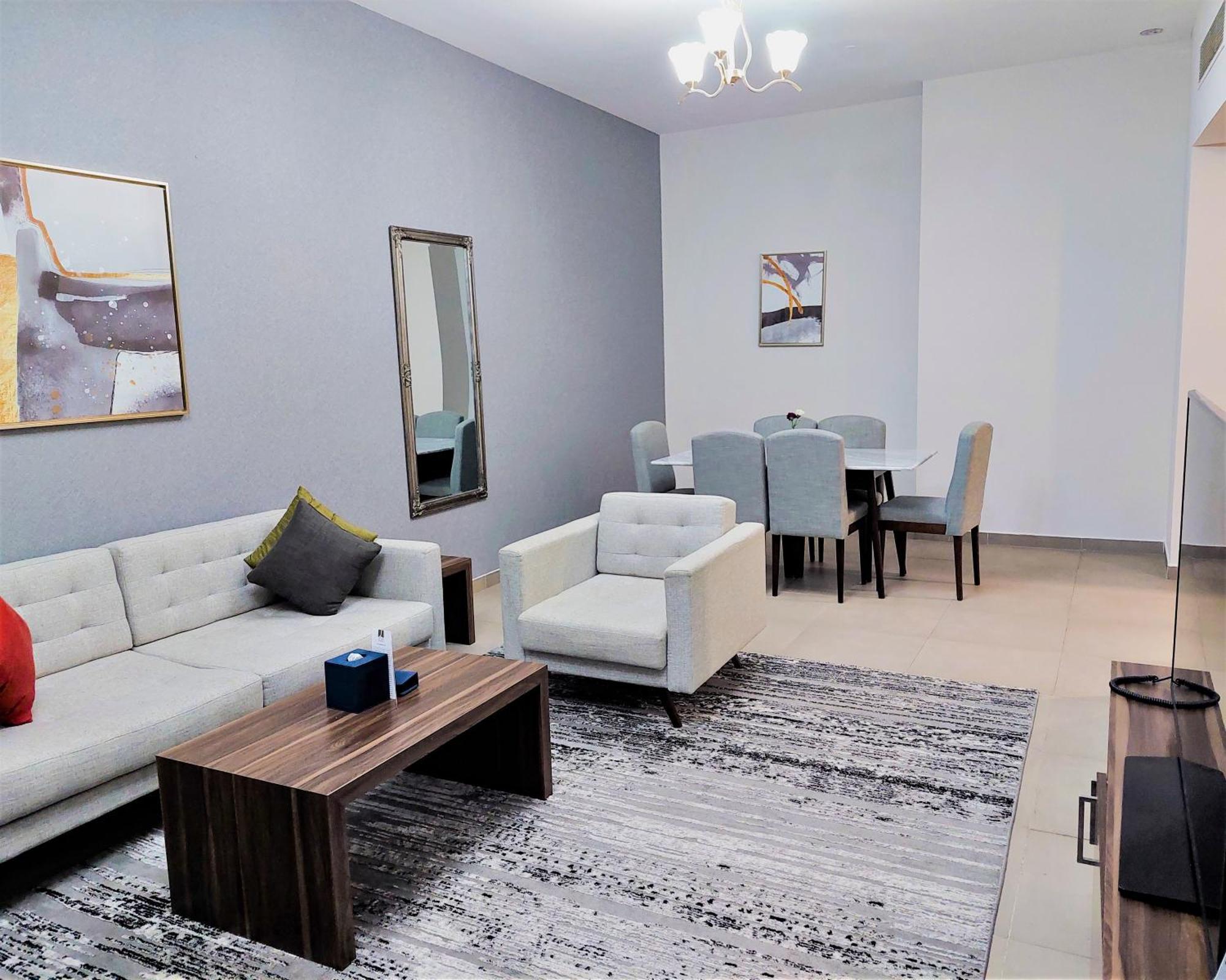 שארג'ה Luxe Grand Hotel Apartments מראה חיצוני תמונה A living room in a typical apartment