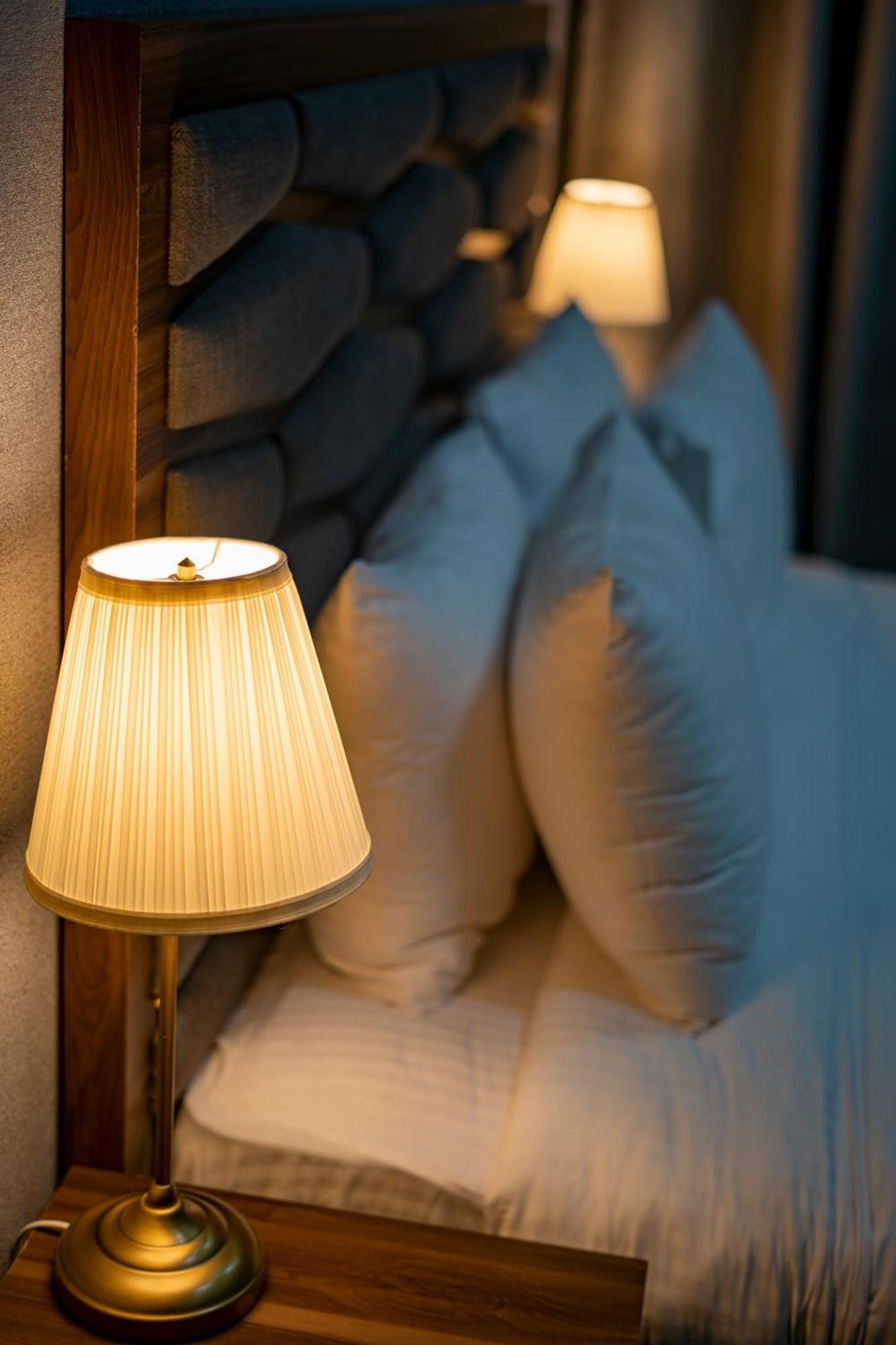 שארג'ה Luxe Grand Hotel Apartments מראה חיצוני תמונה A pleated lampshade