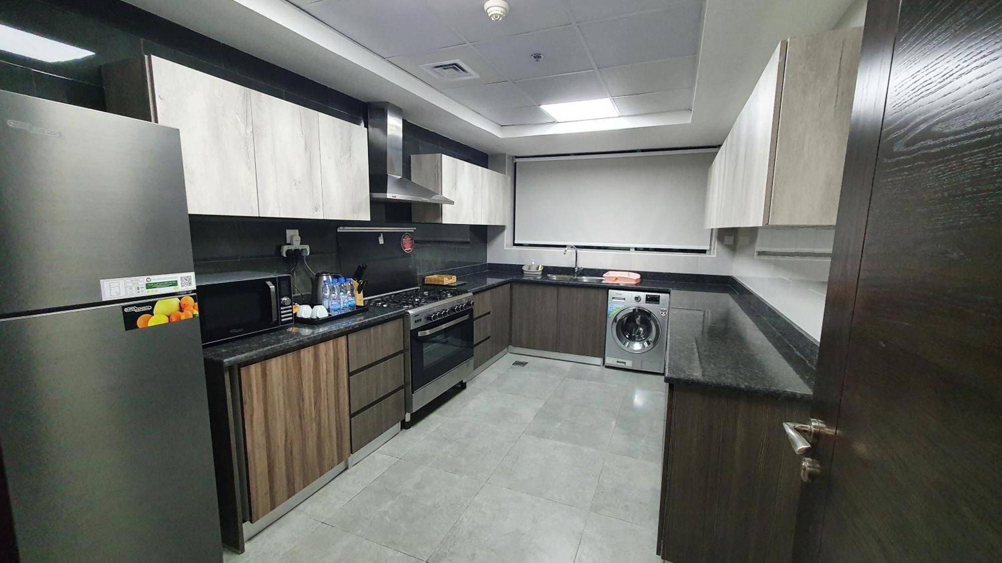 שארג'ה Luxe Grand Hotel Apartments מראה חיצוני תמונה A modern kitchen in Dubai