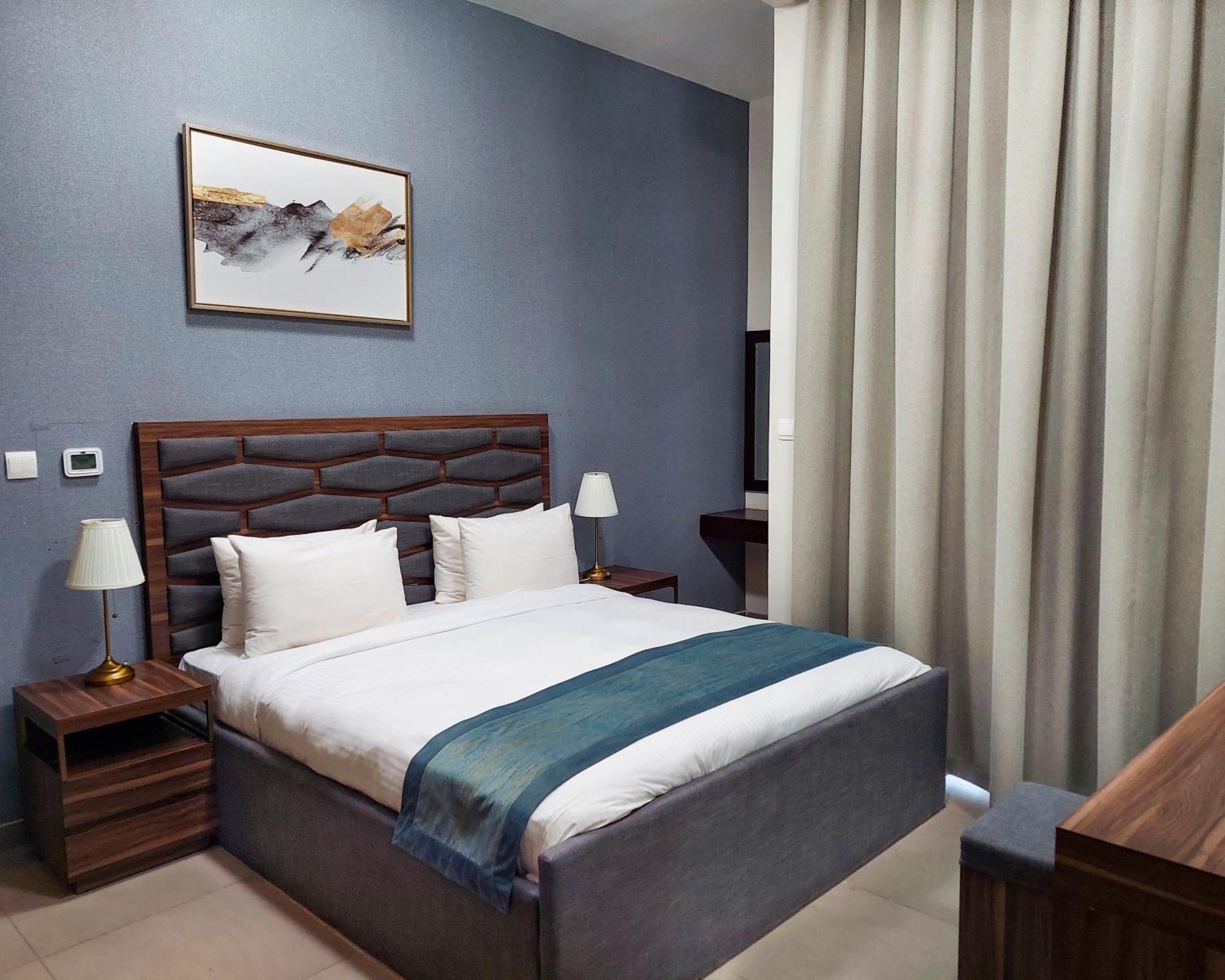 שארג'ה Luxe Grand Hotel Apartments מראה חיצוני תמונה A bedroom in a hotel