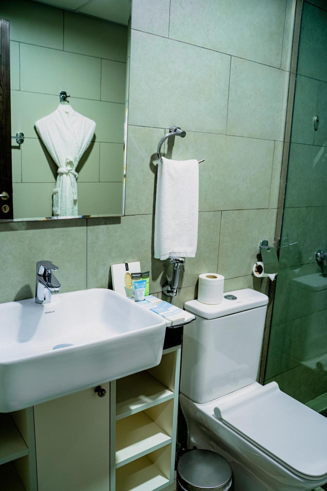 שארג'ה Luxe Grand Hotel Apartments חדר תמונה Bathroom